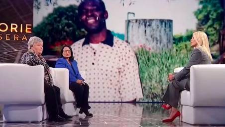 Marisa Degli Angeli e Barbara Iannuccelli nello studio Rai, con la foto di Boke sullo sfondo