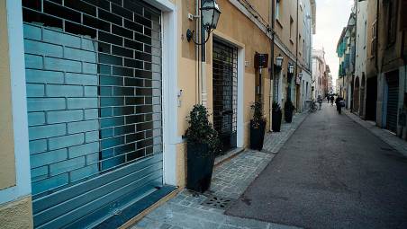 Negozi chiusi nel centro storico di Rimini