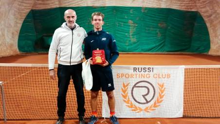 Marco Foschini premia Riccardo Cicinelli in un torneo allestito dal Russi Sporting Club