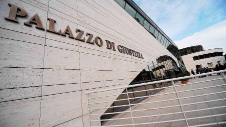 I due figli svolgevano mansioni di baristi, con orario a tempo pieno e sotto il potere direttivo del padre