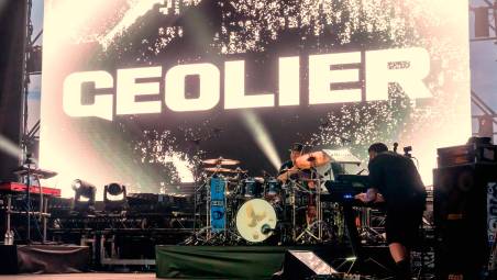 Riccione Music City, il ciclone Geolier: in migliaia sotto il palco di piazzale Roma