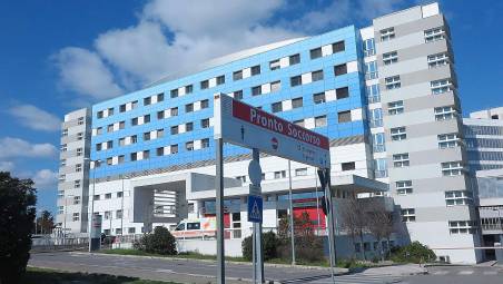 Rimini, notte di follia al Pronto soccorso: pugno a un’operatrice e agenti feriti