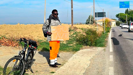 Coriano, “cerco lavoro”: il cartello di Mamadou lungo la strada mobilita i social
