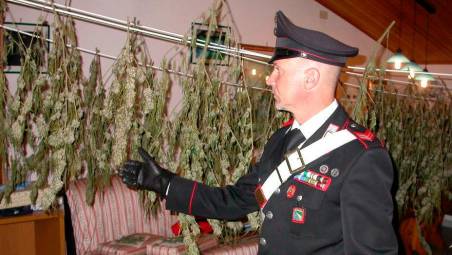 Ospitava un maxi giro di droga nella sua casa di Borghi: il giudice lo condanna a 250 ore di lavori utili