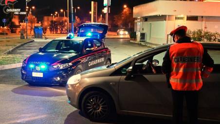 Galeata. Ruba un computer, poi minaccia con un coltello e picchia il titolare del negozio