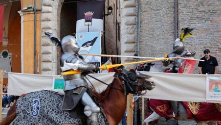 Una delle lizze della finale della Giostra all’incontro, in piazza del Popolo