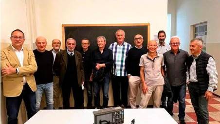 Gli ex compagni di classe con lo strumento donato