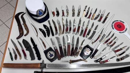 Savignano, spada e coltelli illegali in vendita al mercatino: due denunce tra gli espositori