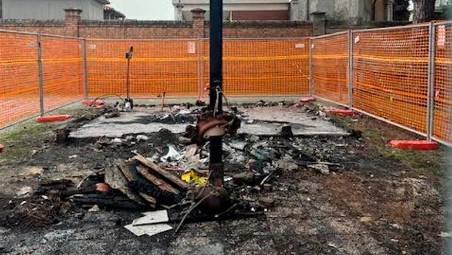 I resti del chiosco dei fiori andato a fuoco, finalmente abbattuti