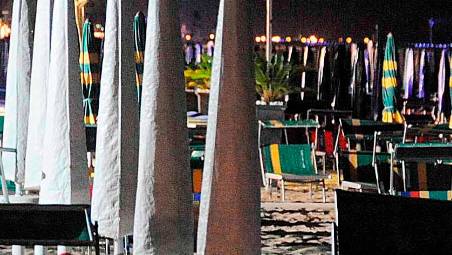 Cesenatico, bimbo di 7 anni si perde nella notte in spiaggia mentre i genitori sono al ristorante, lieto fine grazie alla Polizia e al proprietario di un bagno