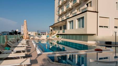 La piscina dell’hotel Continental
