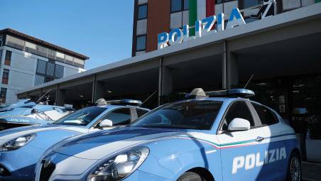 Rimini, aggredisce un poliziotto e si lancia da tre metri per sfuggire all’arresto