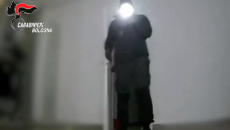 Un frame estrapolato dalla videocamera di sorveglianza dell’appartamento