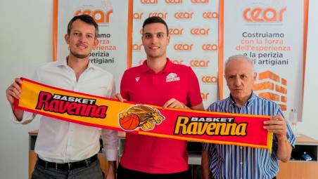Il coach Auletta tra il direttore generale Nicoletti e il presidente Montini (Foto Massimo Fiorentini)