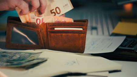 Imola, “vada in banca a pagare e resti in linea al telefono”: il cassiere scopre la truffa