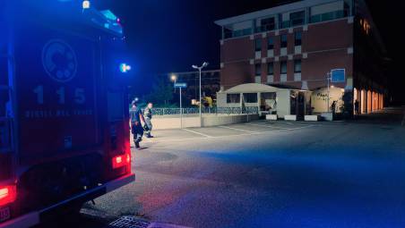 Ravenna, fiamme nella notte: brucia il gazebo dell’ex Pepe Carvajo. FOTOGALLERY