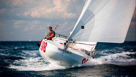 Vela. Luca Rosetti primo alla Mini Transat. La somma dei tempi lo premia. La classifica - VIDEO festa all’arrivo e premiazione