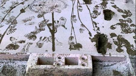 Le impronte lasciate sul cemento fresco