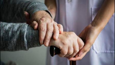Cesena, coi soldi dell’anziano si compra casa: badante 39enne condannata a 3 anni e mezzo di reclusione
