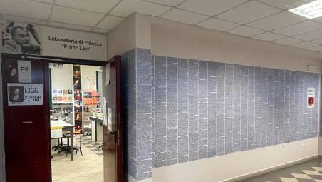 I muri del laboratorio di chimica tappezzati con il testo del libro “Se questo è un uomo”
