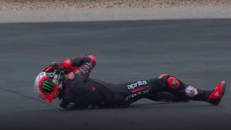 Marco Bezzecchi dopo la caduta