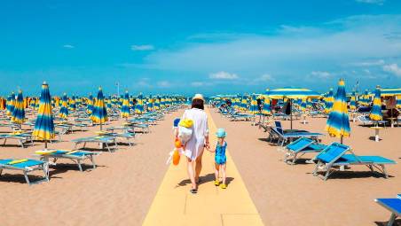Rimini, lo psicologo: “Coinvolgerli, fare pause e scrivere un diario, ecco come sopravvivere ai bambini in viaggio»