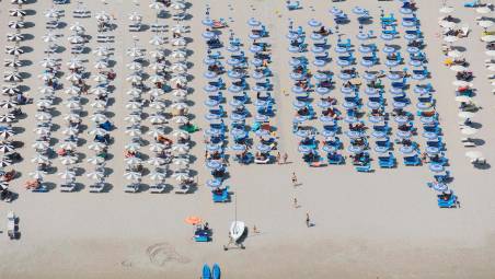 Ombrelloni e lettini sulla spiaggia di Rimini