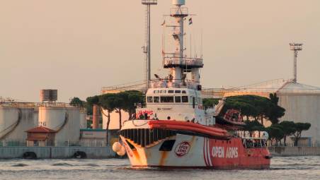 Ravenna, arrivata la Open Arms: a bordo anche diversi minori FOTOGALLERY