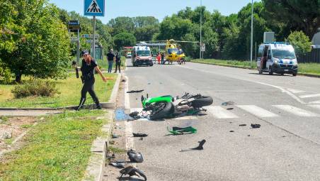 Ravenna, si scontra in moto contro un furgone: ragazzo in gravissime condizioni