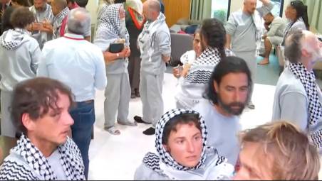 In primo piano la skipper riminese Lola Fabbri dopo la liberazione