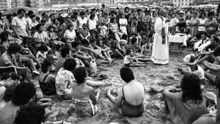 Don Oreste incontra la gente in spiaggia