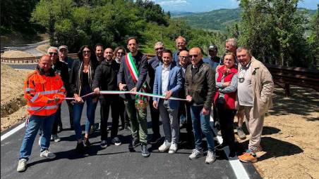 Il taglio del nastro sulla strada franata