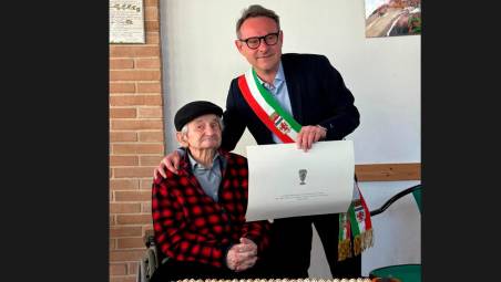 Tonino Bighini festeggiato dal sindaco di Faenza Massimo Isola