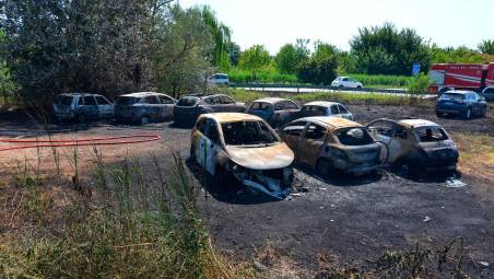 Conselice, vanno a fuoco 9 auto, malore per una donna