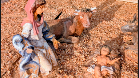 Le statuine danneggiate, si notano le braccia amputate