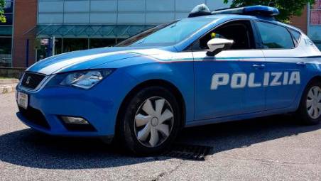 Faenza, viola il divieto di avvicinamento alla ex, aggredisce e minaccia i poliziotti: arrestato