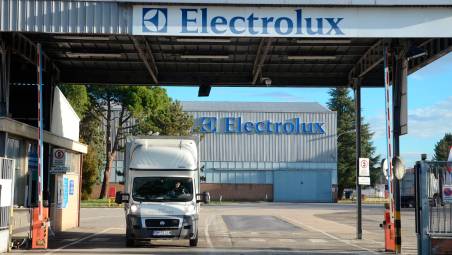 Forlì, lavoro al caldo all’Electrolux: l’azienda garantisce acqua fresca gratis e sali minerali