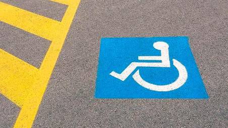 Rimini, aumentano le multe a chi parcheggia negli spazi per i disabili: nel 2025 sono state 565