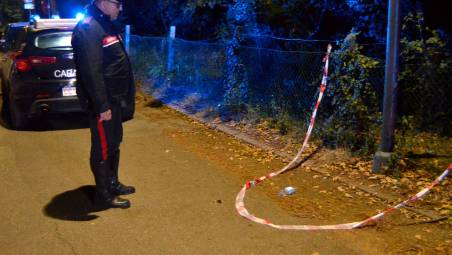I carabinieri e il 118 intervenuti sul posto. A terra si vede la bottiglia con il liquido infiammabile (foto Fiorentini)