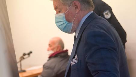 In primo piano l’avvocato Carlo Benini e sullo sfondo il dottor Mauro Passarini