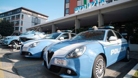 Rimini, ruba un profumo dal negozio spintonando la titolare
