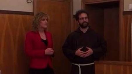 Padre Filippo con l’inviata di Rai 2