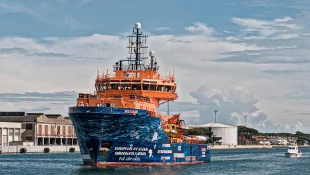 Una nave che trasporta migranti nel porto di Ravenna