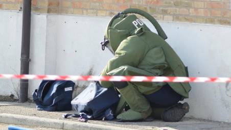 Gli artifcieri al lavoro in una foto di repertorio