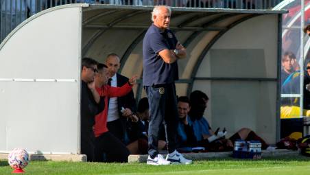 L’allenatore giallorosso Andrea Mandorlini durante la sfida persa con lo Spezia capolista