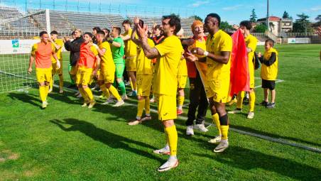 Il Ravenna saluta i propri tifosi a fine partita al Benelli (foto MASSIMO FIORENTINI)