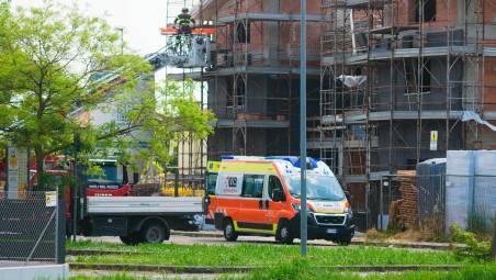 L’intervento dei vigili del fuoco per soccorrere l’operaio il 28 aprile scorso (Fiorentini)