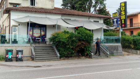 Il bar rapinato (foto Fiorentini)