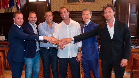 Il direttore generale Scocco, l’ex assessore e l’ex sindaco di Ravenna, Costantini e De Pascale, il presidente Ignazio Cipriani, il vice presidente Ariedo Braida e il direttore sportivo Mandorlini nel giorno della presentazione in Comune