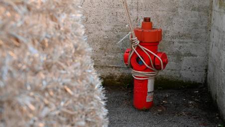 Forlì, l’albero di Natale ancorato a un idrante ne limita l’accesso e la sicurezza